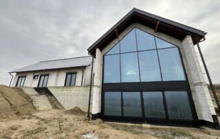 nowy dom z aluminiowymi oknami