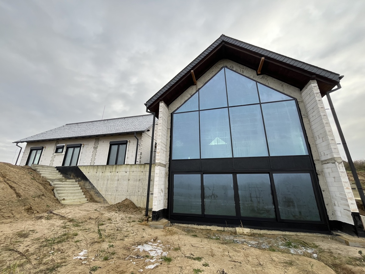 nowy dom z aluminiowymi oknami